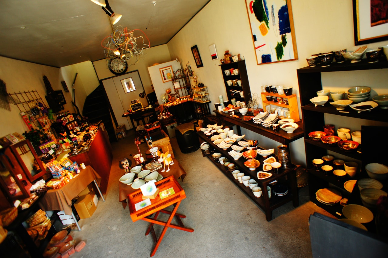 茨城・奥久慈大子町の陶芸体験のできるお店、liberte and galla。オリジナル陶器と雑貨。